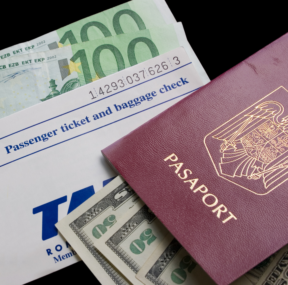 Preţul mediu al unui bilet de avion plătit de un român a fost de 147 de euro - pretulmediu-1631553138.jpg