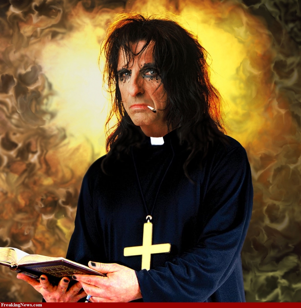 Alice Cooper vrea să-i cumpere o Biblie lui Lady Gaga - priestalicecooper37086-1323967276.jpg