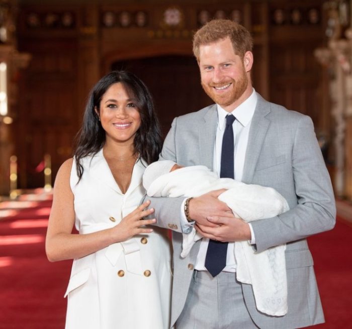Prima fotografie a bebelușului lui Meghan Markle și al Prințului Harry - primaimaginecubebelusulluimeghan-1557317186.jpg