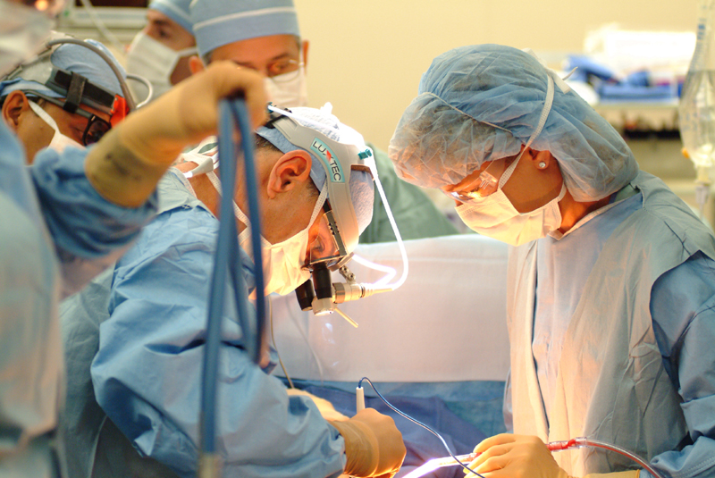 Prima operație laparoscopică 3D din România - primaoperatie3ddinromania-1351785900.jpg