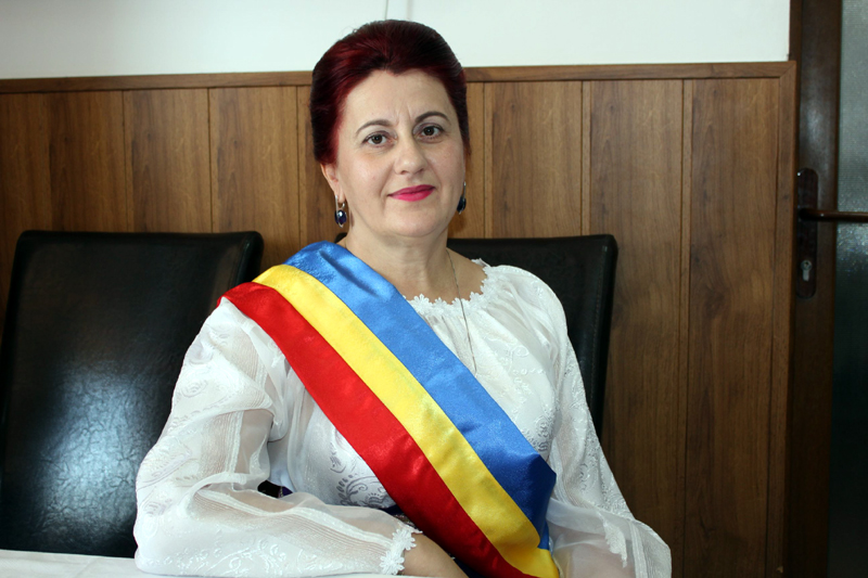Primarul din Saraiu, Dorinela Irimia, pregătiri pentru Ziua Unirii - primaruldorinelairimiasaraiu-1421947398.jpg
