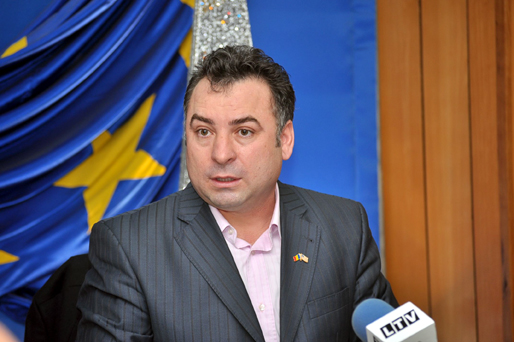 Primarul Nicolae Matei  oferă pachete nevoiașilor din Năvodari - primarulnicolaematei3-1397063458.jpg