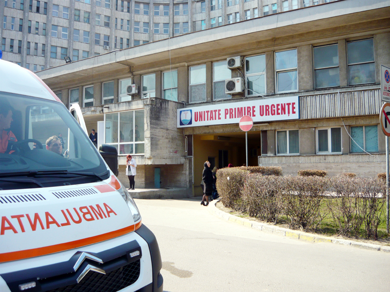 Sute de persoane au petrecut Ziua Muncii la spital - primiriurgente-1335877157.jpg