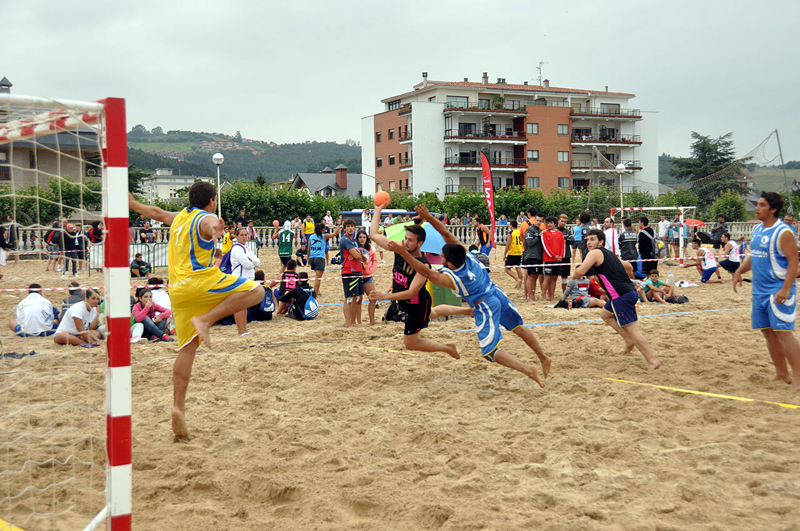Primul campionat național de handbal pe plajă are loc în acest week-end, în Mamaia - primul-1501776077.jpg
