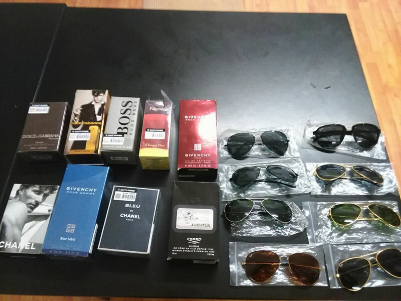 Prinși în timp  ce vindeau ilegal parfumuri  și ochelari - prinsi-1500213303.jpg