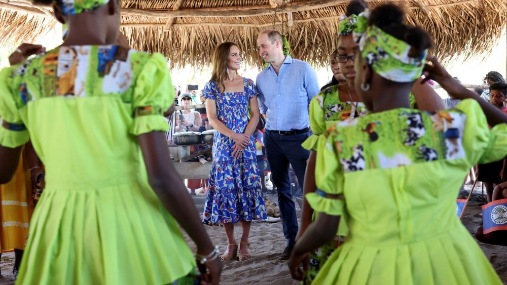 Prinţul William şi soţia lui au dansat alături de locuitorii unui sat din Belize - printwilliam-1647957407.jpg