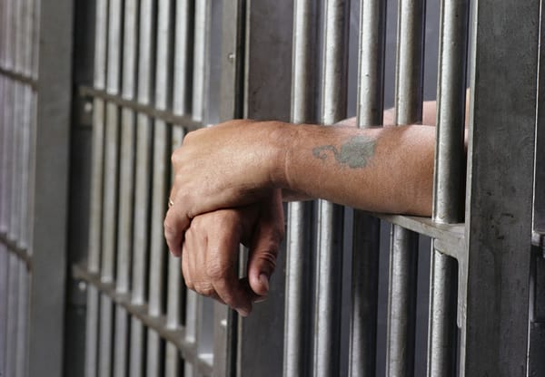 Un român din Marea Britanie, condamnat la 20 de ani de închisoare - prison-1520382193.jpg