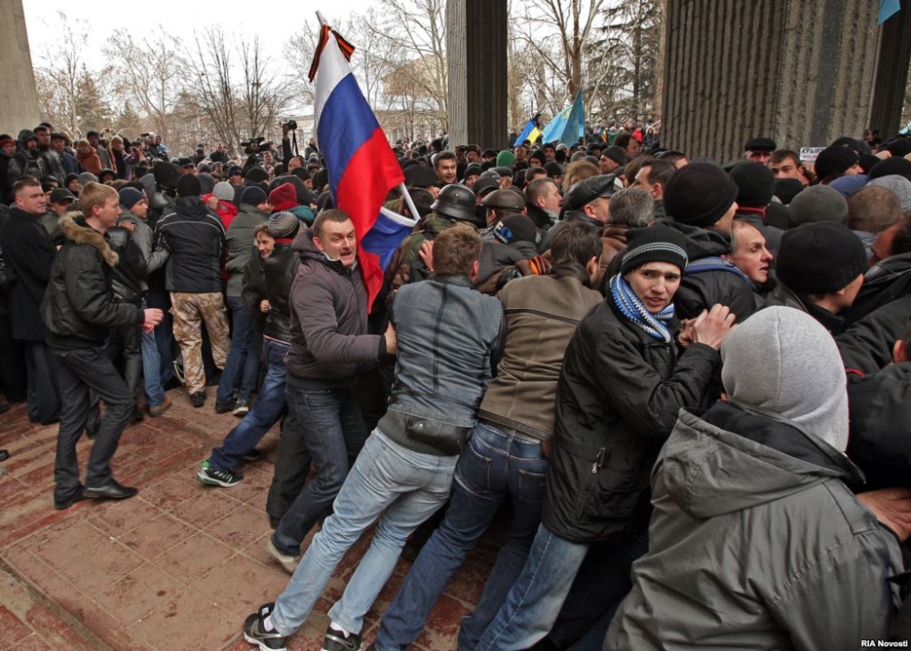 Parlamentul și Guvernul din Crimeea, OCUPATE de persoane înarmate. Steagul Rusiei, ARBORAT - pro-1393488140.jpg