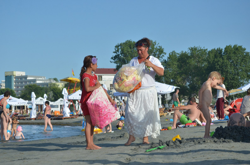 Porumb fiert  și gogoși vândute pe plajă,  boală la pachet! - produsevandute-1469111211.jpg