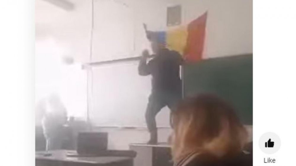 Un profesor a dansat pe catedră, în fața elevilor, cu ocazia 