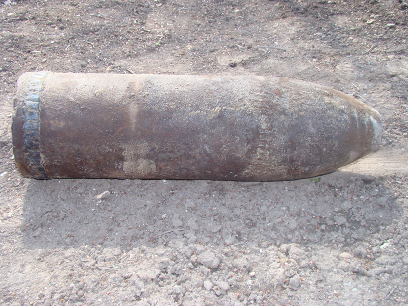 Proiectil de artilerie, găsit în curtea unei fabrici de ciment - proiectilgasitincurteauneifabric-1400693886.jpg