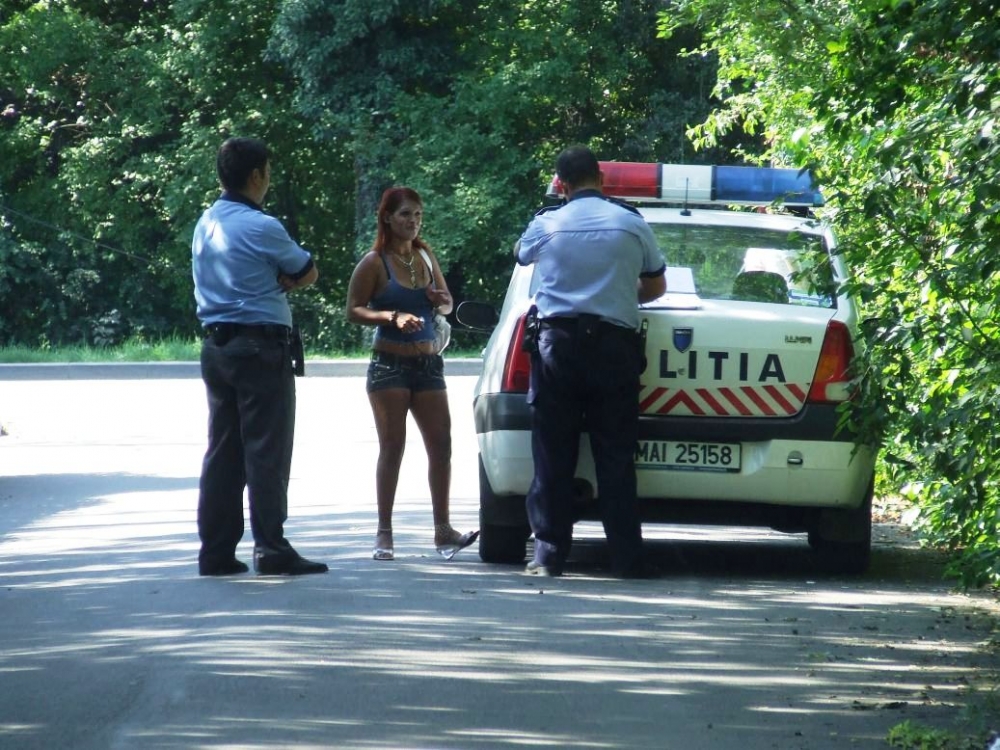 Prostituatele i-au umplut de purici pe polițiști: 