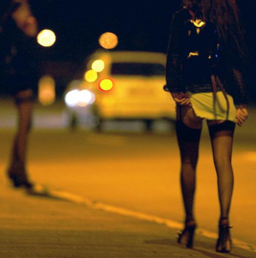O tânără, prinsă în timp ce făcea sex oral - prostitutie-1350206379.jpg