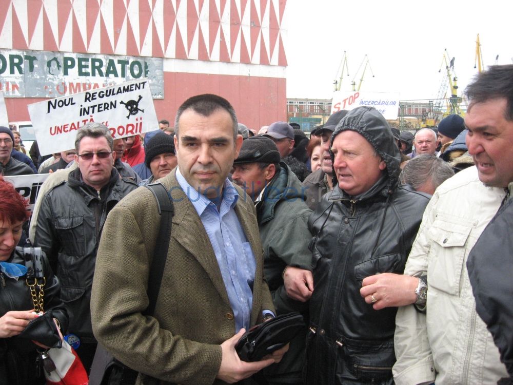 TENSIUNI / Șeful administrației portului Constanța a intrat cu ajutorul Poliției în sediu - protest-1333958124.jpg