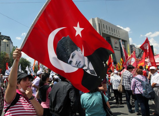 Turcia / Guvernul amenință că va scoate armata pe străzi - protest-1371481875.jpg