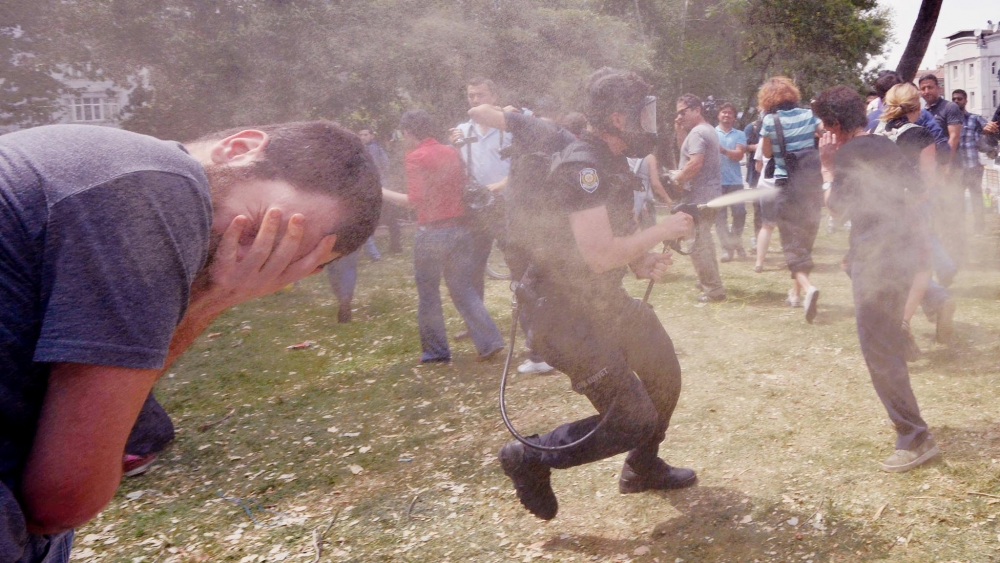 Poliția turcă a rămas fără gaze lacrimogene - protest-1371781619.jpg
