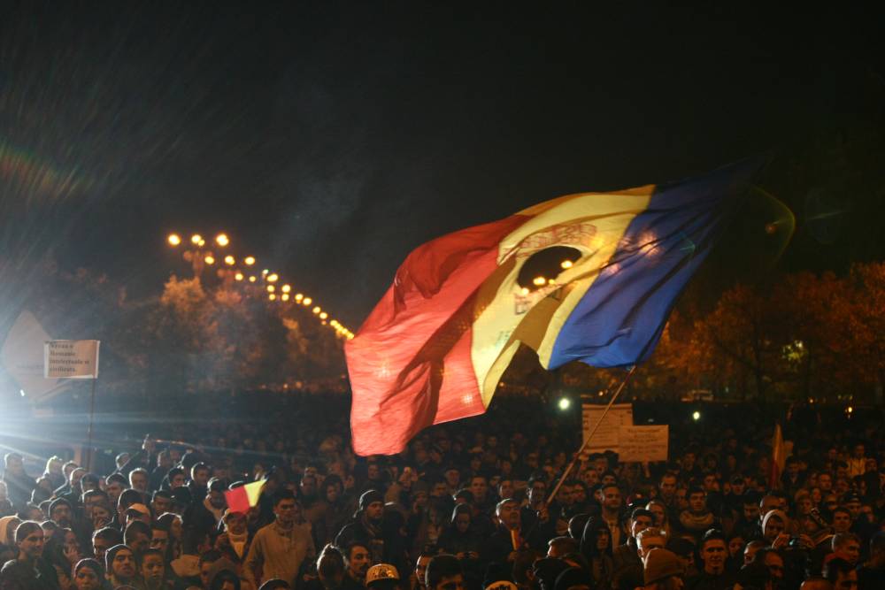 O nouă seară de proteste în Capitală. Oamenii au început să se strângă în Piața Universității - protest-1446828328.jpg