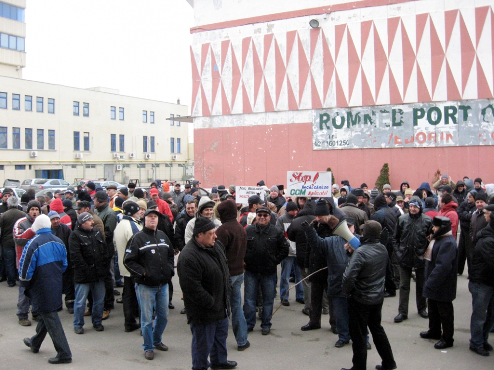 TENSIUNE URIAȘĂ ÎN PORTUL CONSTANȚA / Desfășurare impresionantă de forțe la acțiunea de protest - protest1330621101-1334643704.jpg