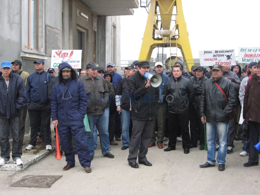 Sindicaliștii cer declanșarea grevei generale la administrația portului Constanța - protest3-1333960141.jpg