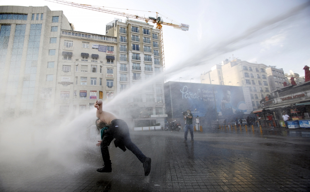 Proteste în Turcia. Rebelii au ocupat Piața Taksim - proteste-1370099472.jpg