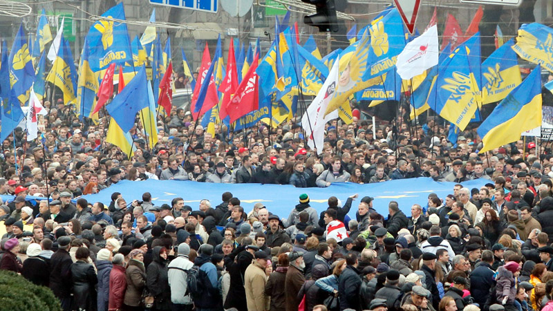 Protestele continuă la Kiev, mii de persoane manifestează în fața Parlamentului - proteste-1386075695.jpg