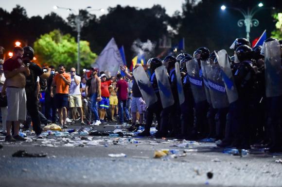 Cei doi jandarmi bătuți la mitingul din 10 august au fost decorați de MAI, alături de alți 36 de militari și polițiști - proteste-1543493400.jpg