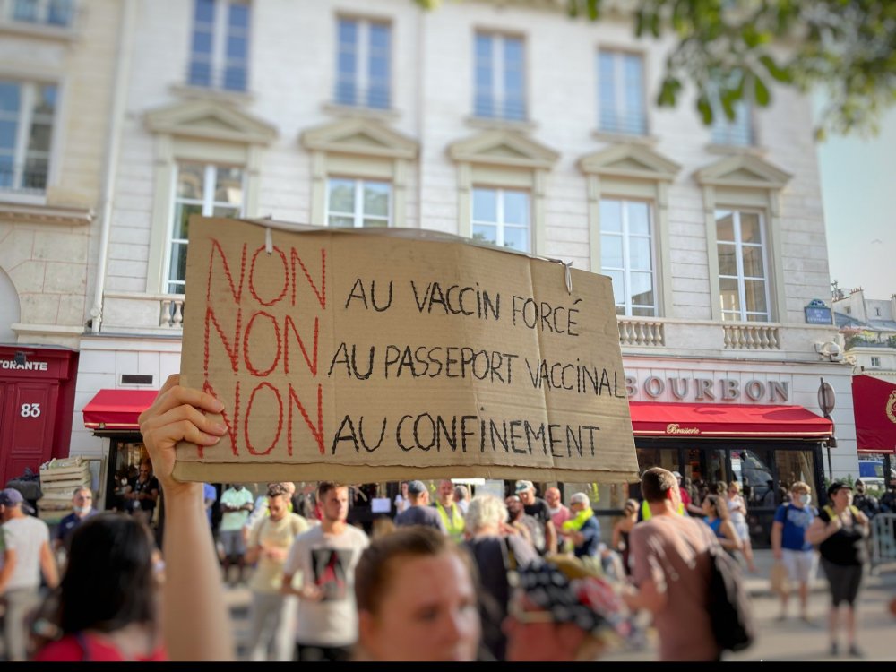 France 24: „Francezii au protestat pentru al doilea weekend consecutiv,  împotriva introducerii permisului sanitar şi a vaccinării anti-COVID-19” - proteste-1627199957.jpg