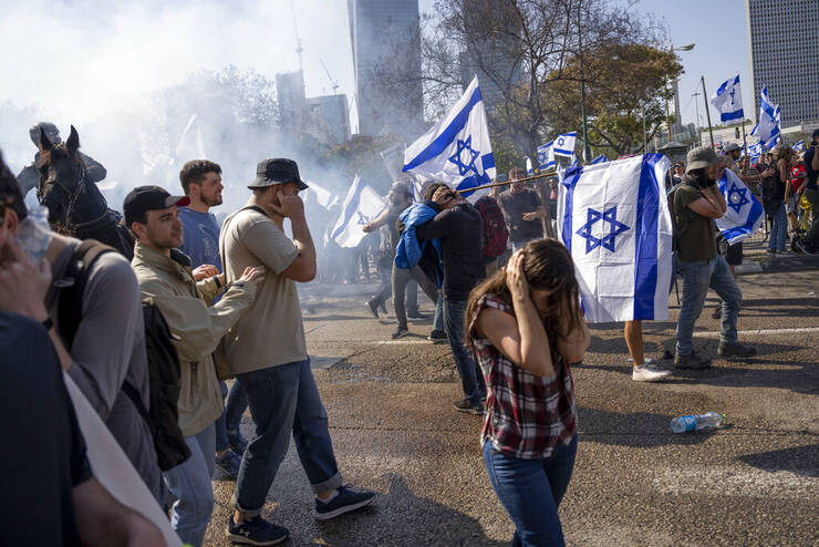 Protestele din Tel Aviv continuă. Zeci de răniţi în urma grenadelor utilizate de forţele de ordine - proteste-tel-aviv-1677767140.jpg