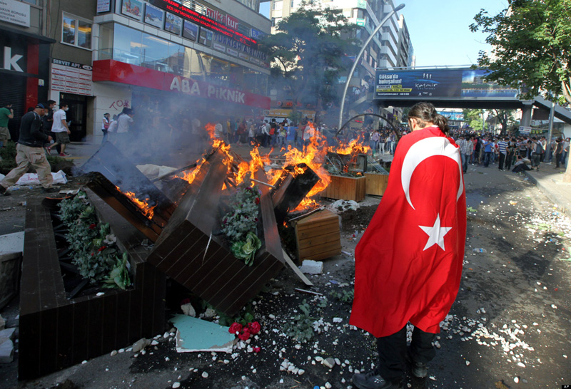 Proteste ample în Istanbul: Aproximativ 10.000 de manifestanți au cerut demisia Guvernului - protesteampleinistanbul-1387818267.jpg