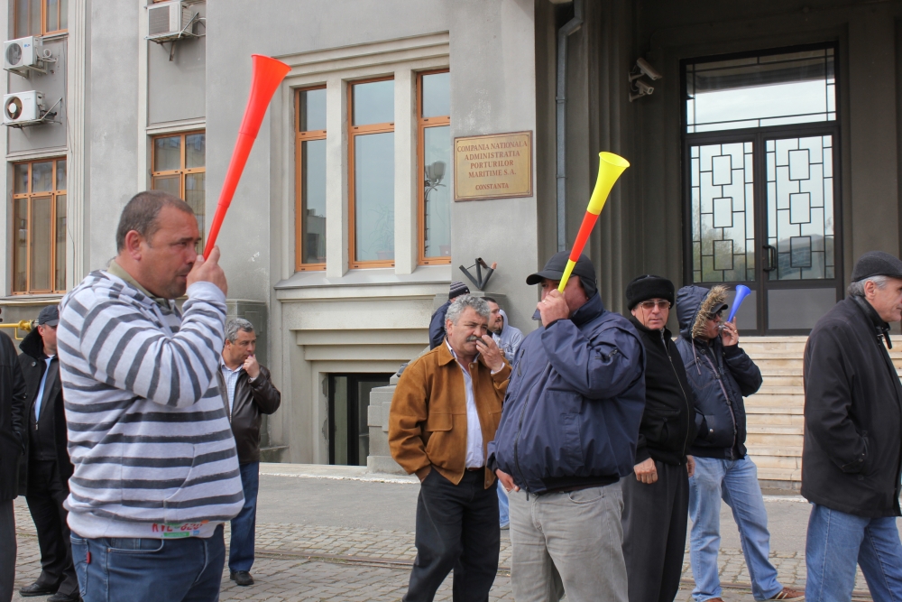 Greviștii din portul Constanța au intrat în cea de-a treia lună de proteste - protesteapc1-1335162962.jpg