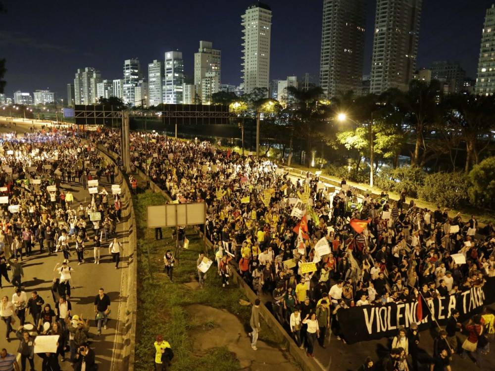 Protest de amploare în Brazilia. Peste trei milioane de oameni au cerut demisia președintei - protestebraziliafinalacupaconfed-1457955058.jpg