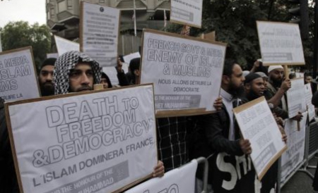 Proteste în fața ambasadei Franței din Londra față de caricaturile cu Profetul Mahomed. Manifestanții au afișat mesaje dure la adresa Guvernului francez și a presei - protesteinfataambasadeifranteidi-1348296673.jpg