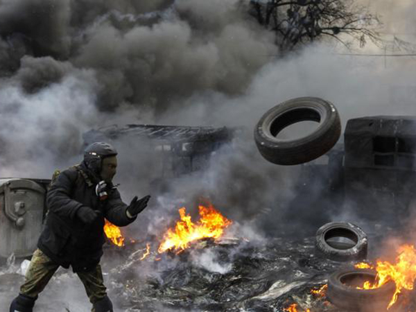 PROTESTELE din Kiev continuă: Manifestanții atacă sediul partidului lui Ianukovici - protesteinucrainamanifestatiiink-1392718782.jpg