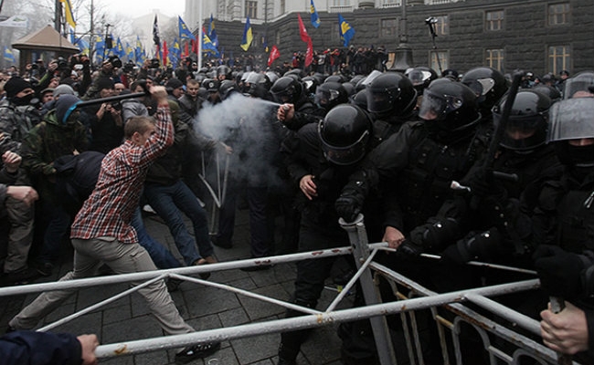 Haos la Kiev! Un jurnalist rus și cameramanul care îl însoțea, răpiți și agresați - protestekiev-1391372539.jpg