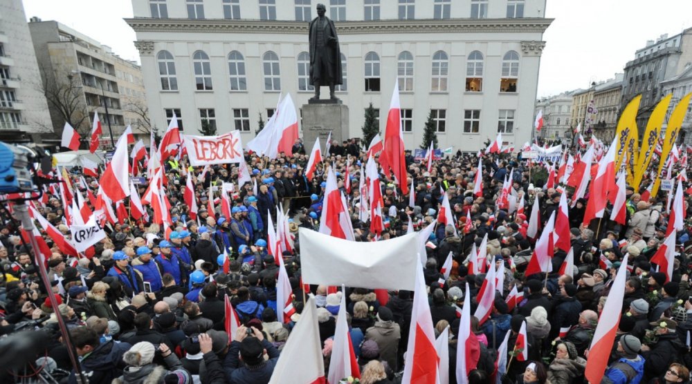 Proteste în Polonia faţă de interzicerea avorturilor - protestepolonia-1603460317.jpg