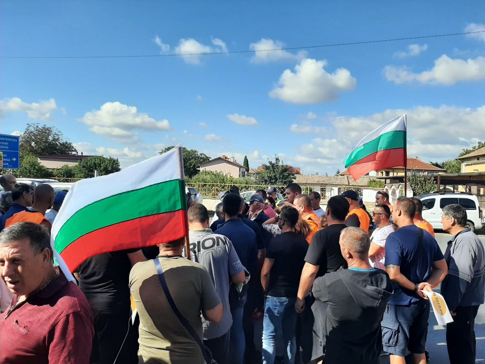 Noi proteste ale fermierilor bulgari. Ministerul român de externe a emis o atenţionare de călătorie pentru Bulgaria - protestulfermierilorbulgarilarus-1695104109.jpg