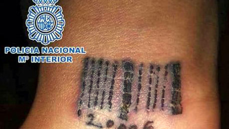Proxeneți români arestați în Spania: își tatuau fetele cu coduri de bare - proxenetspania-1332681953.jpg