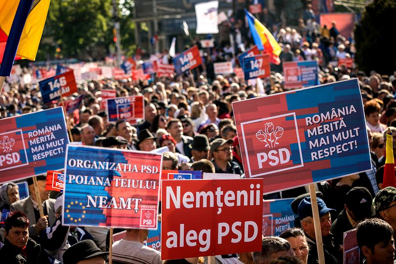 Miting PSD la Galați: Tensiuni între un grup de protestatari și jandarmi - psd-1557564646.jpg