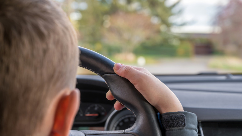 Un copil de 10 de ani a fost prins la volan conducând autoturismul. Cu el mai era și un adult - ptc4mczoptq0mczoyxnoptk3mmvmyzhk-1692981060.jpg