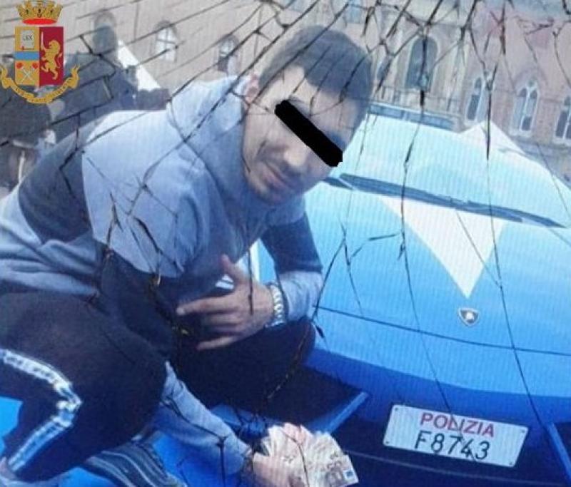 Român prins cu droguri în Italia pentru că și-a făcut selfie lângă mașina poliției - ptgwmczoyxnoptdlnjfhzdbhytc2zjyw-1555012796.jpg