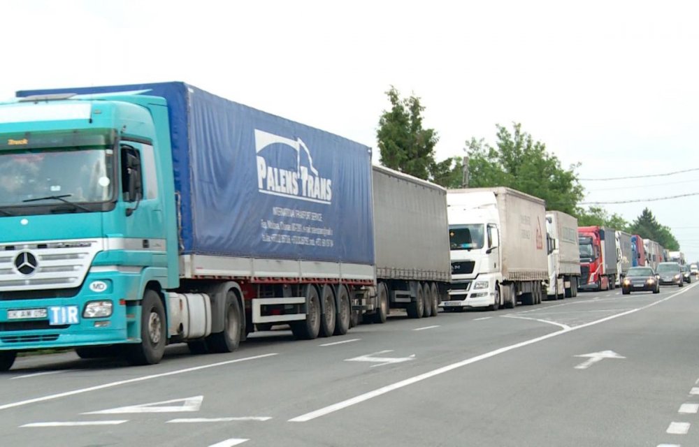 Coloane de camioane de peste 20 de kilometri la frontieră! Șoferii așteaptă și 15 ore să intre în țara vecină - ptiwodc2zjqxywqyowu5zmnhzjhhmtk0-1522754426.jpg