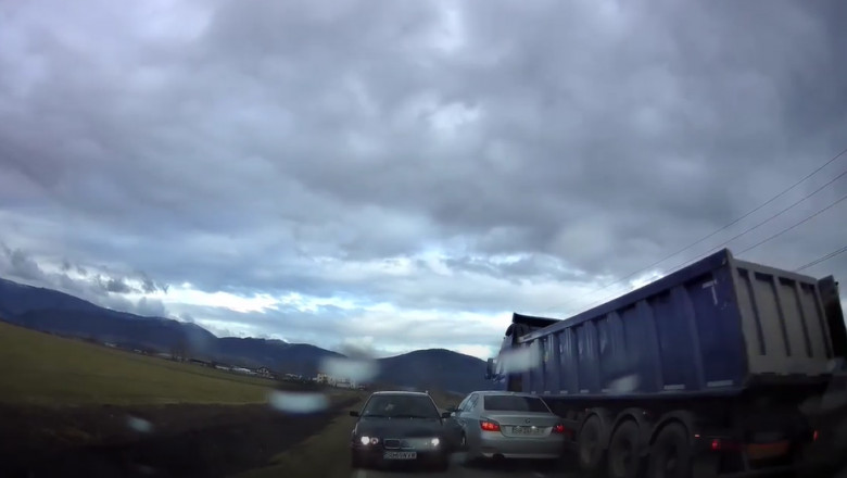 Digi 24: Imagini șocante. Un șofer din Sibiu forțează o depășire și pune în pericol pasagerii din două mașini - ptq0mczoyxnoptgxyjc5ztuxyti5zje4-1615381056.jpg