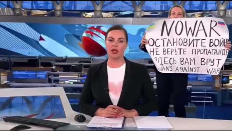 Demonstrație de curaj la postul public tv din Rusia. O jurnalistă a intrat în direct cu un mesaj anti război - ptq0mczoyxnoptqzmdewmtlkzje1mty4-1647328997.jpg