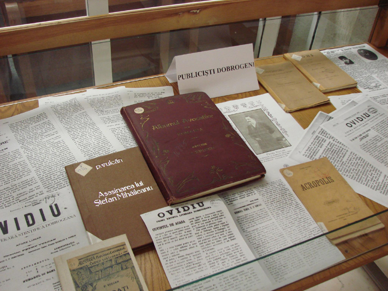 Publiciști dobrogeni, expuși la Biblioteca Județeană 