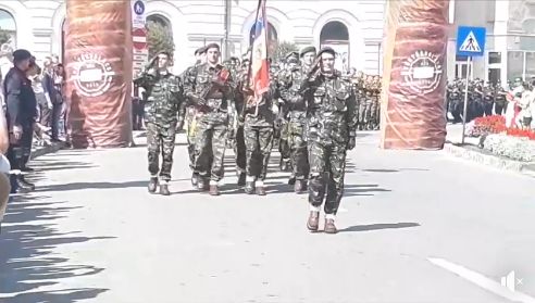 Arc de Triumf? Nu, nu, Armata Română defilează printre… kurtos kallacs - qq-1536570158.jpg