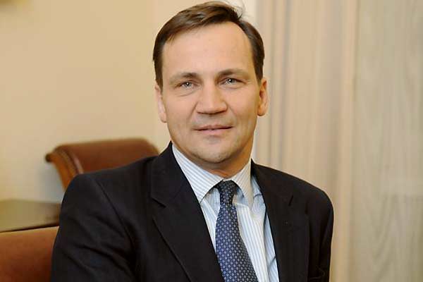 Ministrul polonez de Externe depune plângere după ce reședința sa a fost filmată de o dronă - radoslawsikorskifakt-1405520955.jpg