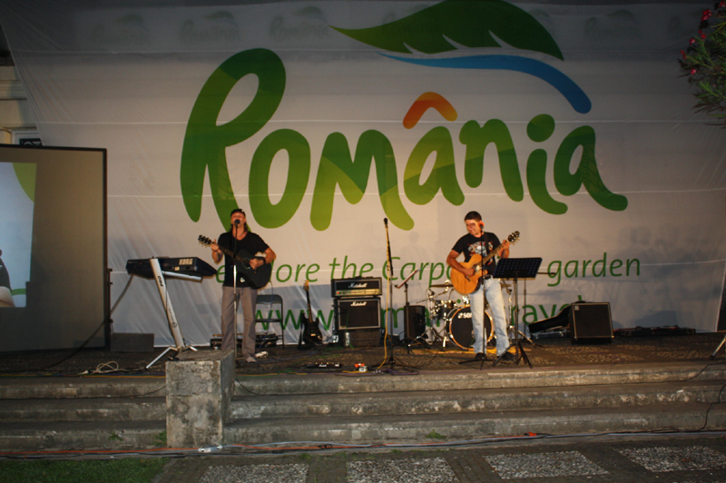Artiști români din diaspora expun la Accademia di Romania - radupietreanusimihainapu-1312993162.jpg