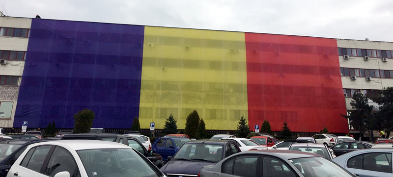 Ziua Națională a României, sărbătorită de KMG  International și Rompetrol. Clădirea Petromidiei, îmbrăcată în tricolor - rafinariapetromidia-1480354184.jpg