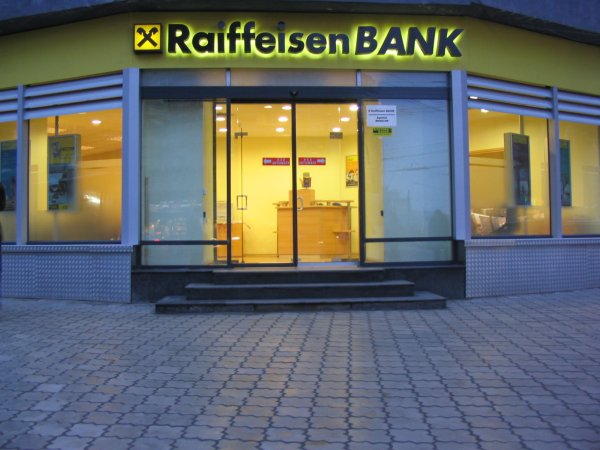 Angajații Băncii Raiffeisen, ridicați cu mascați - raiffeisen-1331641162.jpg