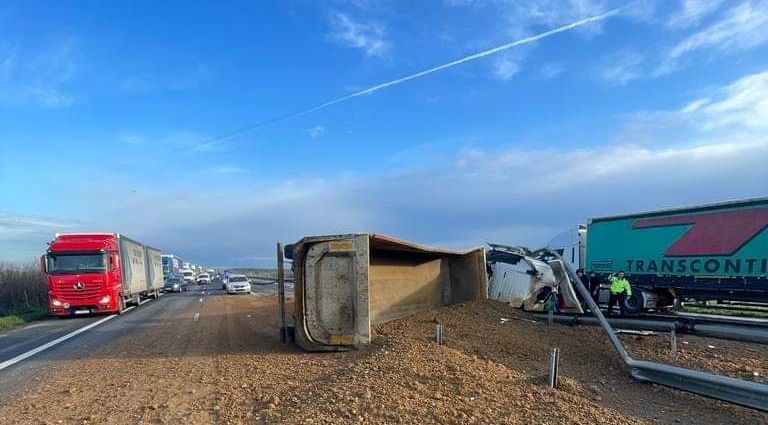 Accident cu o victimă! Un autotren cu nisip s-a răsturnat pe autostradă - rasturnatautostrada-1682059227.jpg